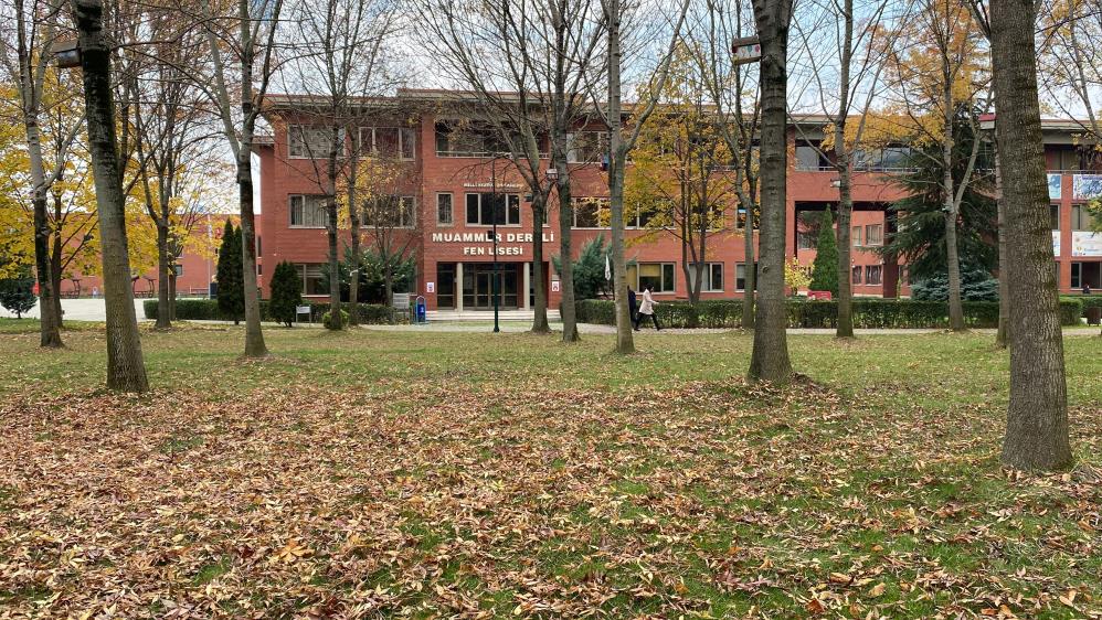 Okulun ikinci katından düşen 16 yaşındaki kız öğrenci yaşamını yitirdi