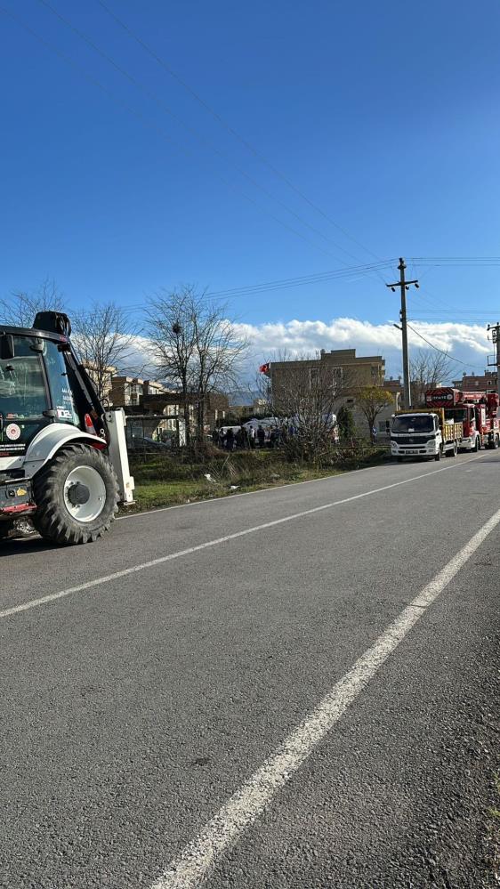 Kocaeli'de karşıya geçmeyen çalışan babaanne ve toruna otomobil çarptı!-1