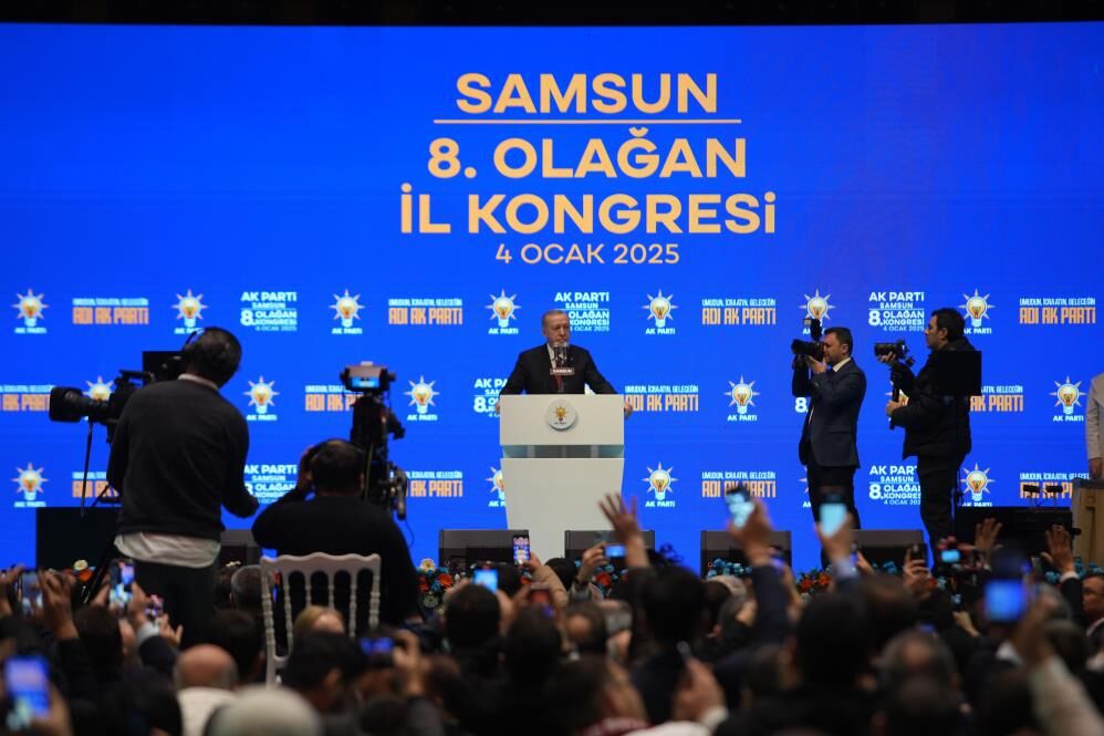 Cumhurbaşkanı Recep Tayyip Erdoğan, “Teröristler ya silahları gömecekler ya da silahlarıyla birlikte toprağa gömülecekler. Üçüncü bir yol yok” dedi. Cumhurbaşkanı ve AK Parti Genel Başkanı Recep Tayyip Erdoğan, AK Parti Samsun İl Başkanlığı 8. Olağan Kong