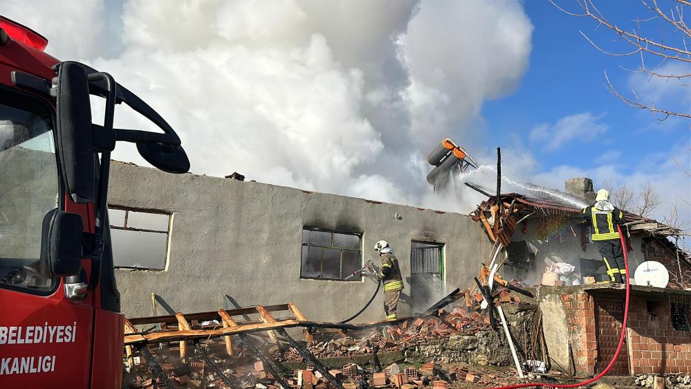 Uşak'ta ev alev alev yanarak kullanılamaz hale geldi!