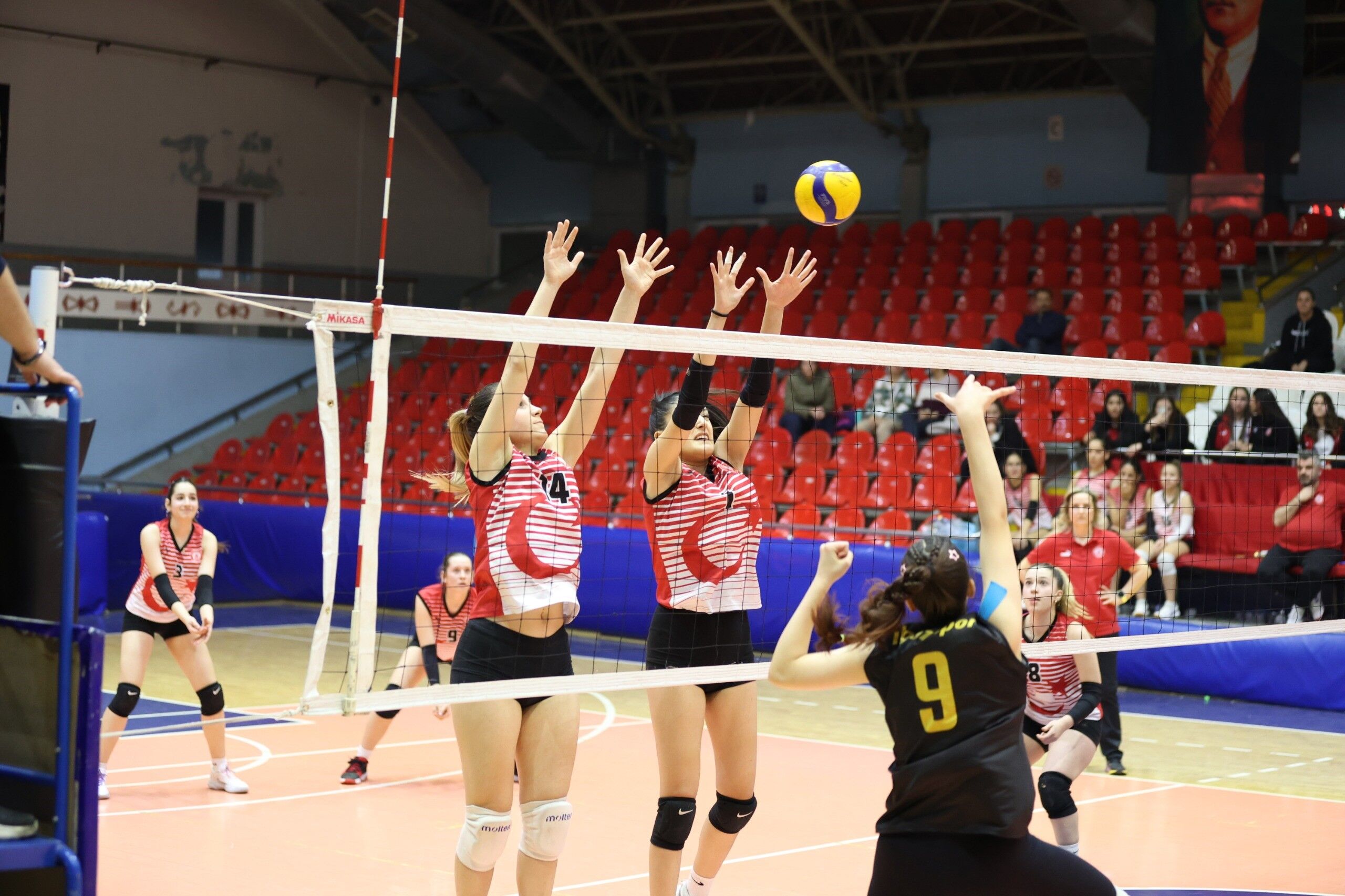 Şehzadeler Belediyesi'nin voleybolcuları lige fırtına gibi başladı-2