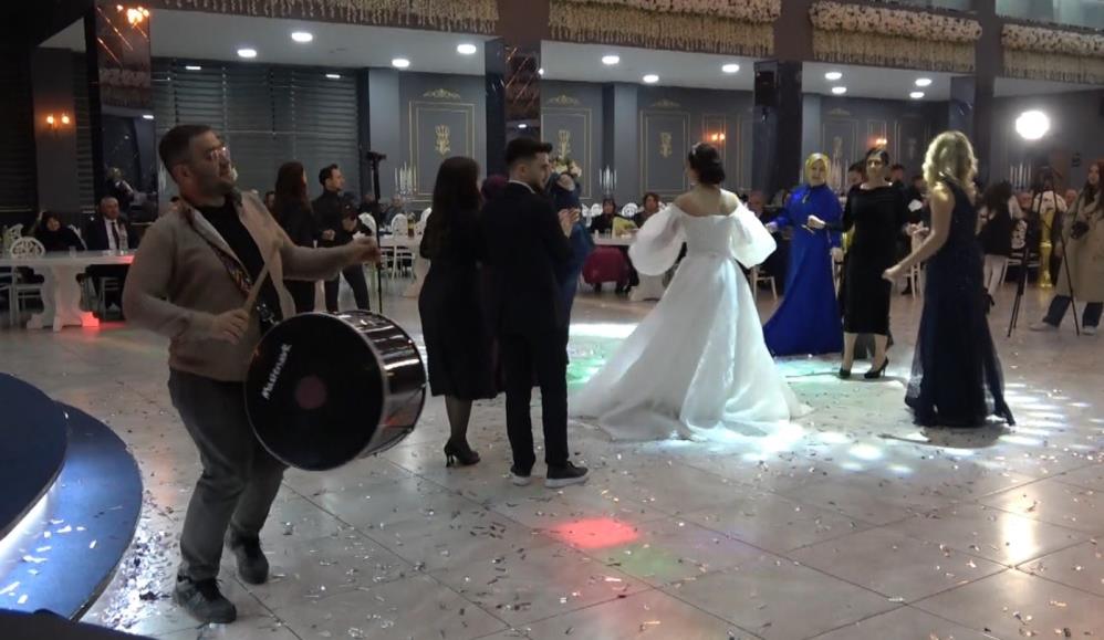 Kütahya'da davulcu Recep eğlencelere renk katmaya devam ediyor!-1