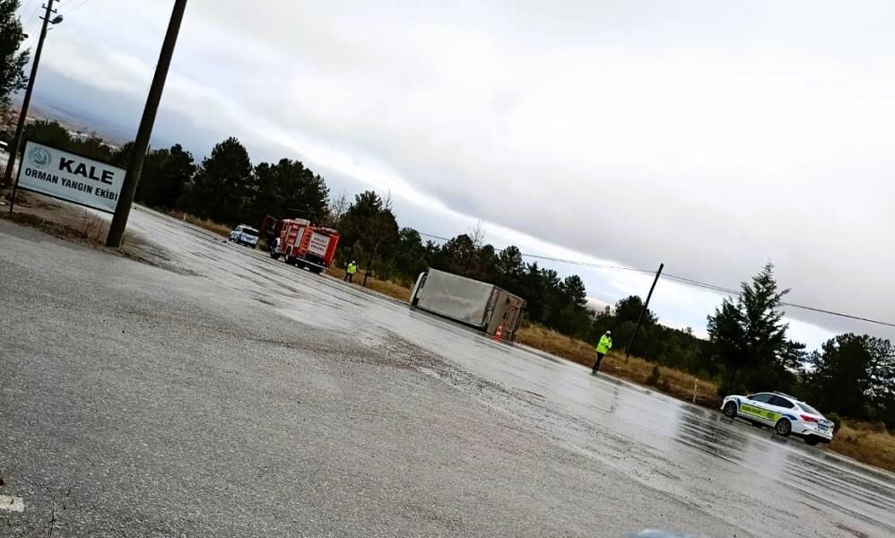 Denizli'de seyir halindeki kamyonet devrildi!-1