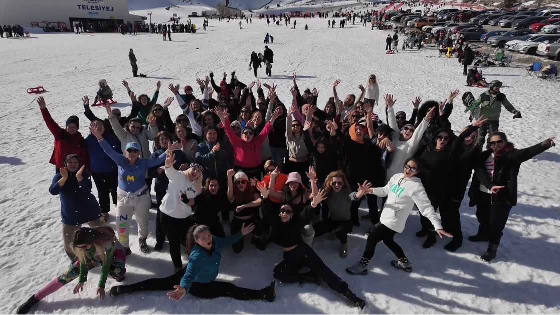 Denizli'de kadınların karda dansı-1