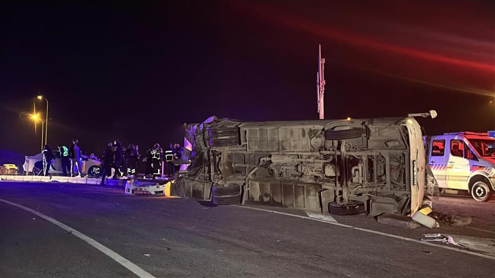 Uşak'ta otomobil ile işçi servisi çarpıştı!