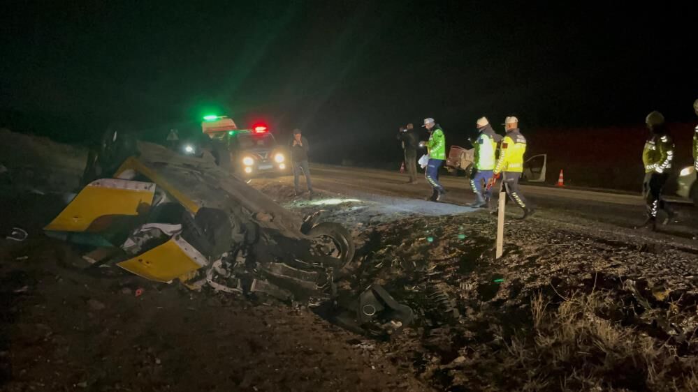 İki aracın kafa kafaya çarpıştığı kazada 1 kişi öldü, 5 kişi yaralı