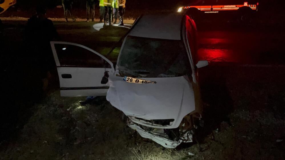 İki aracın kafa kafaya çarpıştığı kazada 1 kişi öldü, 5 kişi yaralı