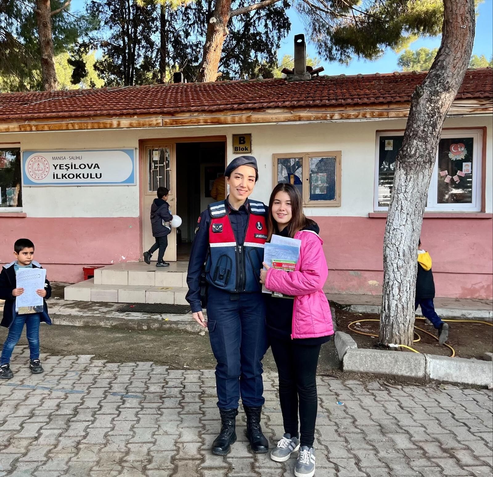 Manisa'da jandarma öğrencileri bilgilendirdi-1