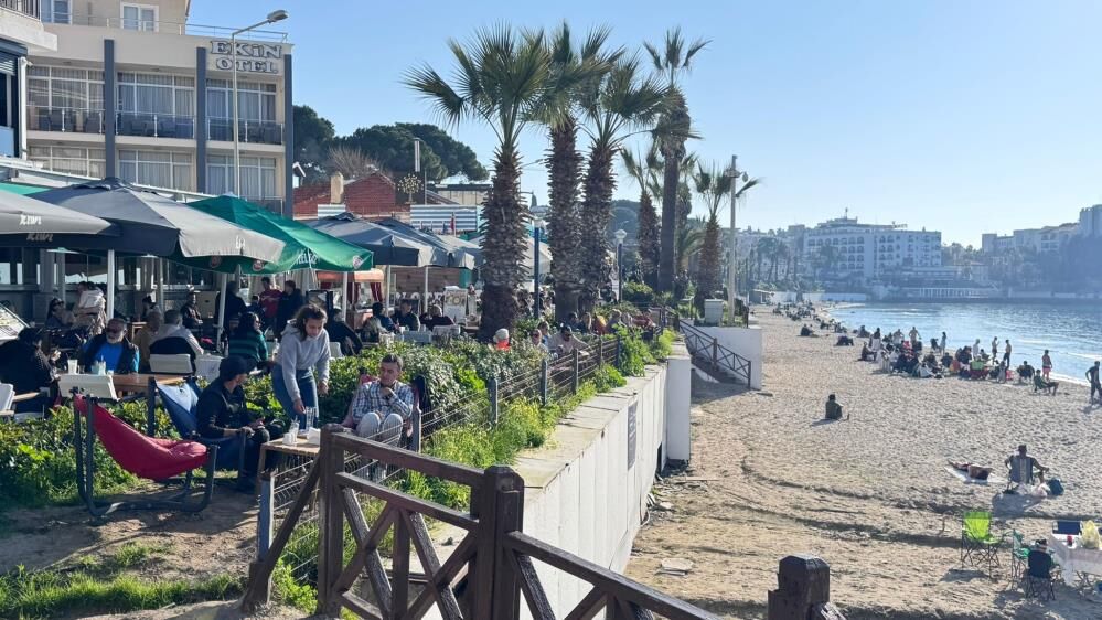 Aydın'da güneşi gören vatandaşlar denizin ve kumsalın tadını çıkardılar