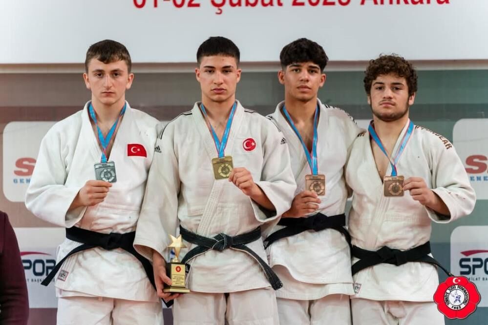 Manisalı Emin Levent Yelkenci'den tarihi başarı!-1