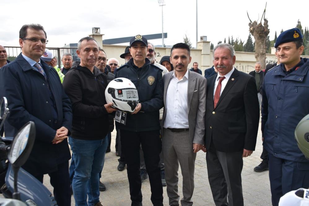 Salihli'de motosiklet sürücülerine ücretsiz kask dağıtımı