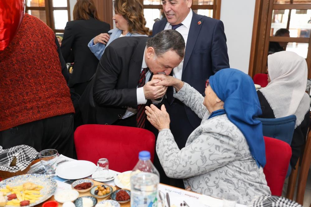 Manisa'da 40 yılı aşan aşklar gençlere ilham oldu