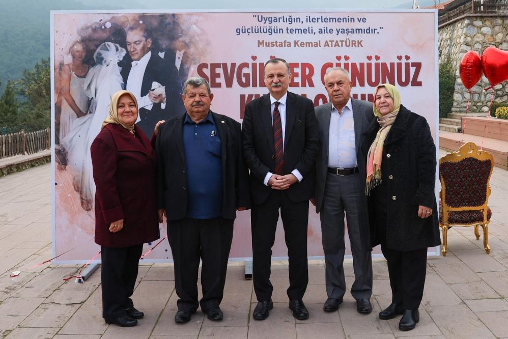 Manisa'da 40 yılı aşan aşklar gençlere ilham oldu