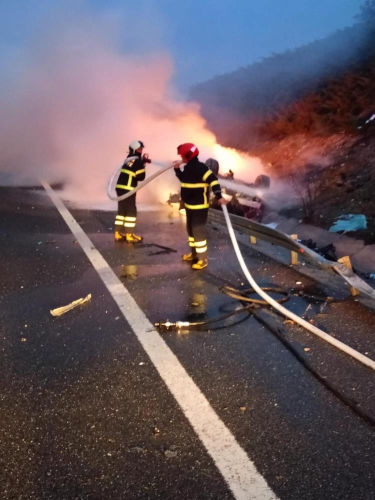 Balıkesir'de otomobil bariyerlere çarptı: 2 yaralı