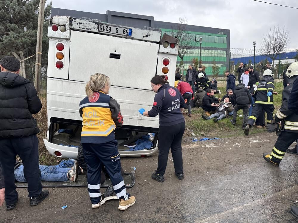 İşçileri taşıyan minibüs kaza yaptı: Çok sayıda yaralı var