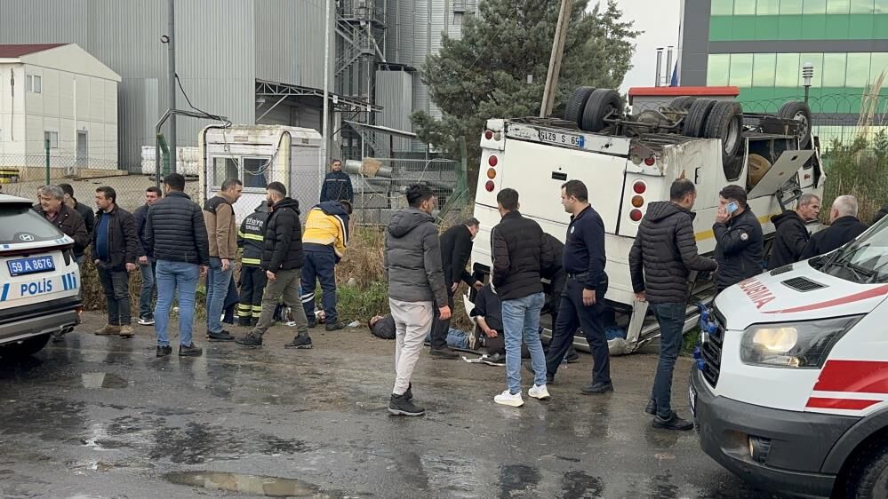 İşçileri taşıyan minibüs kaza yaptı: Çok sayıda yaralı var