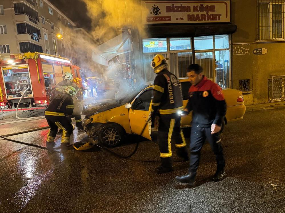Denizli'de seyir halindeki otomobil alevlere teslim oldu!
