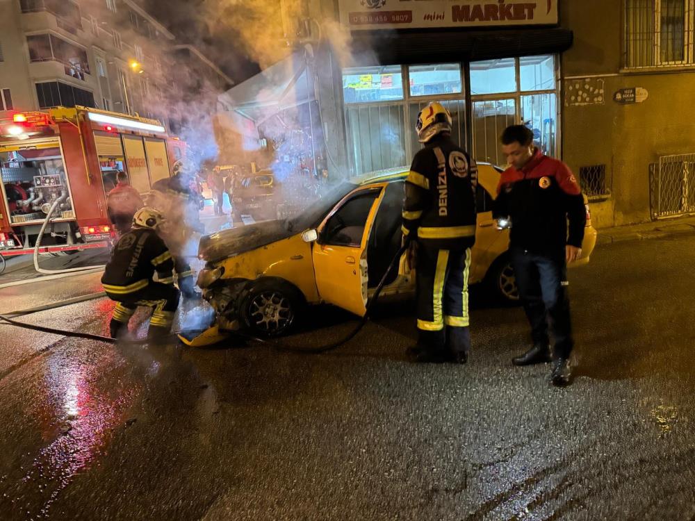 Denizli'de seyir halindeki otomobil alevlere teslim oldu!-1