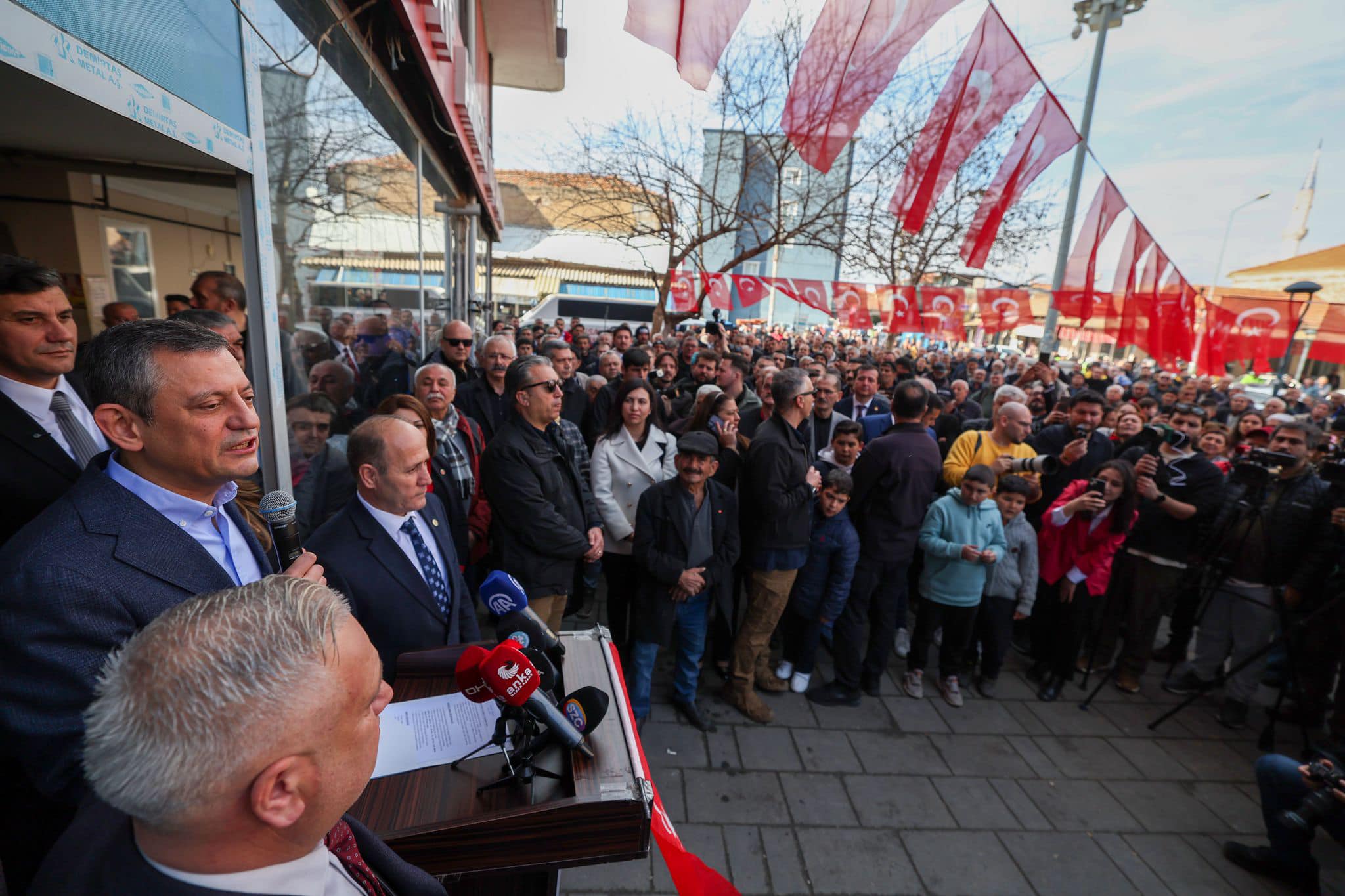 Özgür Özel Ahmetli'de