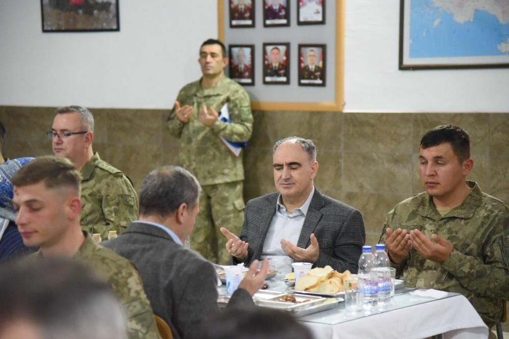 Vali Özkan, Şehit Aileleri ve Gaziler ile iftar programında bir araya geldi!-1