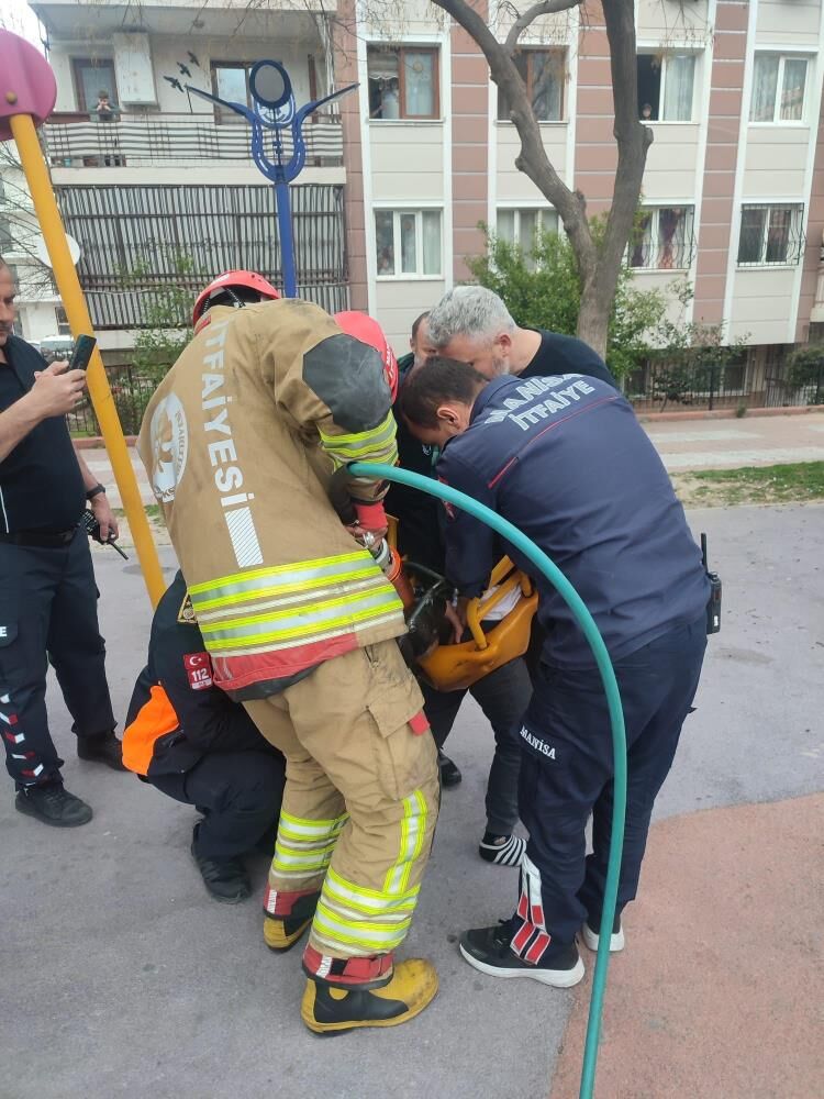 Manisa'da salıncağa sıkışan çocuk için itfaiye ekipleri seferber oldu!-1