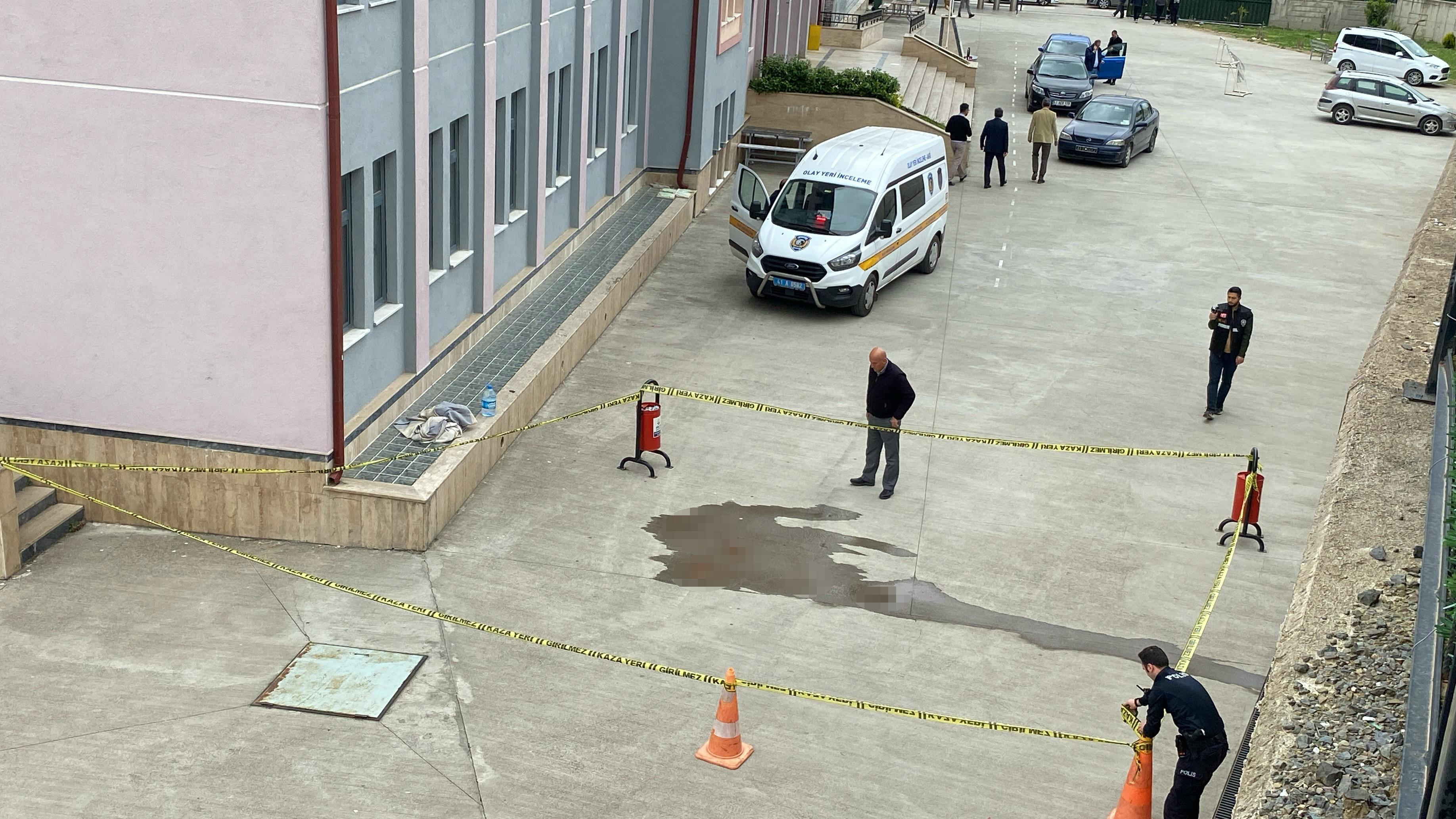 Kız Öğrenci Lisenin 4'Üncü Katından Düştü (2)