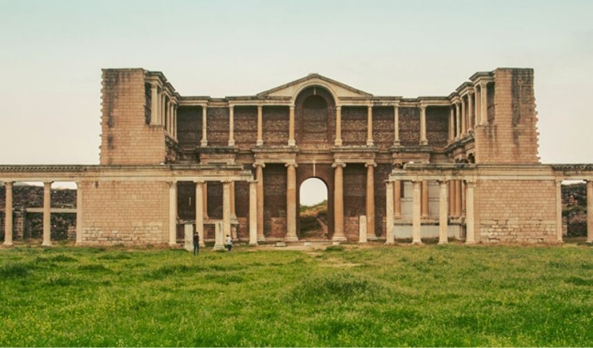 Geçmişi M.Ö. 15. Yüzyıla kadar giden sardes şehri, M.Ö 1000’li yıllarda Lidya Krallığının başkentliğini yapmıştır. Roma Döneminde Eyalet merkezi, Bizans döneminde ise Piskoposluk merkezi konumunda olan şehir, Ege sahillerini