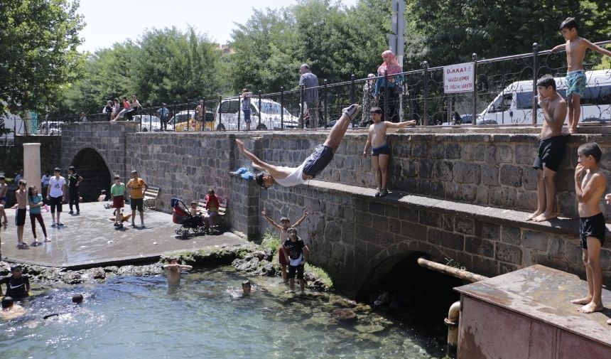 Havuzlarda hijyen tehlikesi; çocuklarda enfeksiyon riski artıyor!