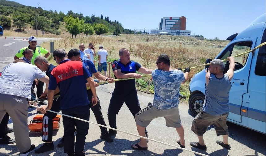 minibüs köprüden düşmesin diye uğraştılar