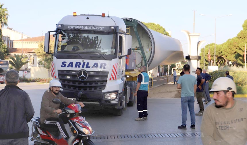 Ödemiş’te dev rüzgâr kanatları trafiği zora soktu