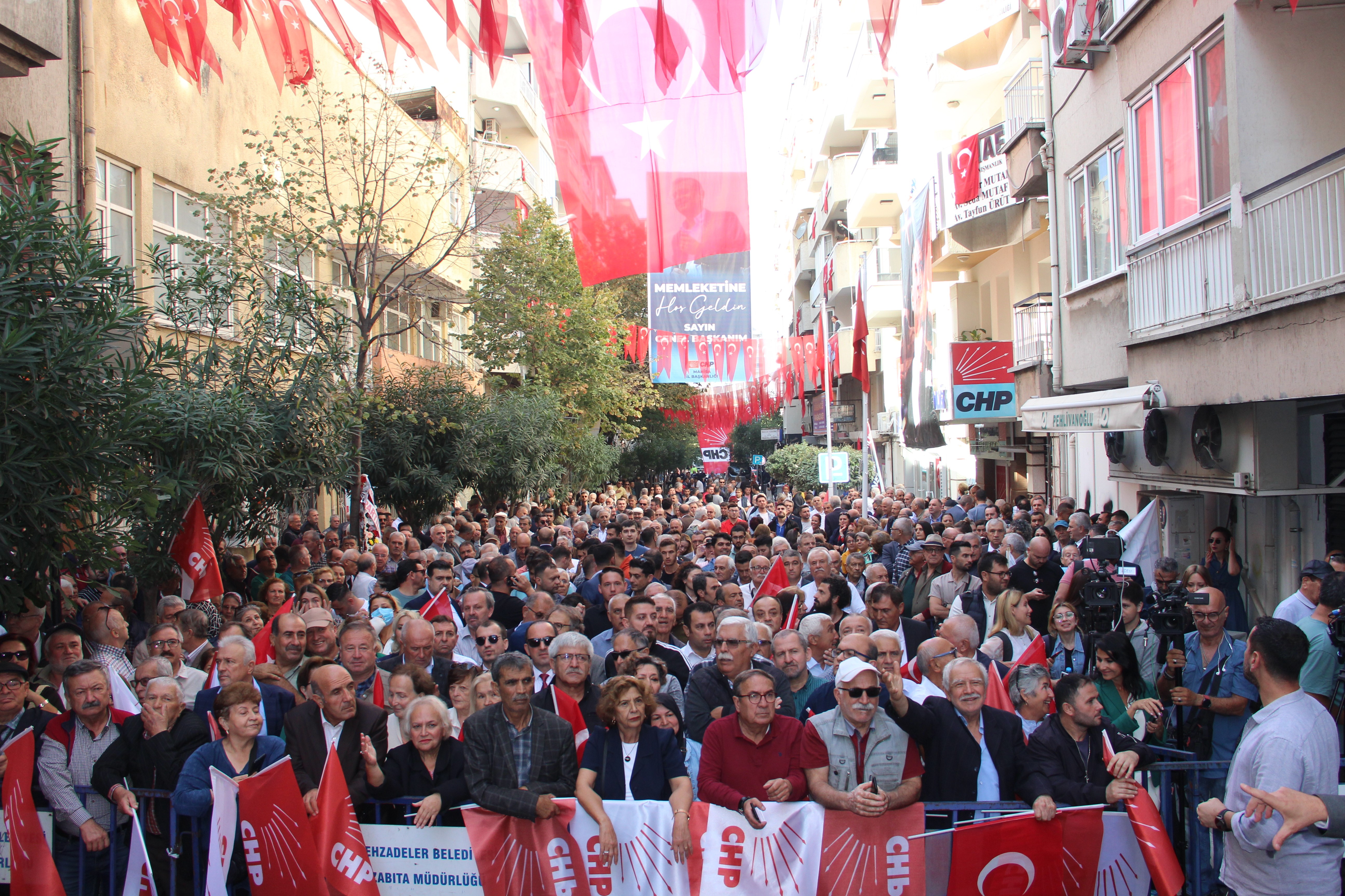 Özgür Özel Manisa'da konuştu