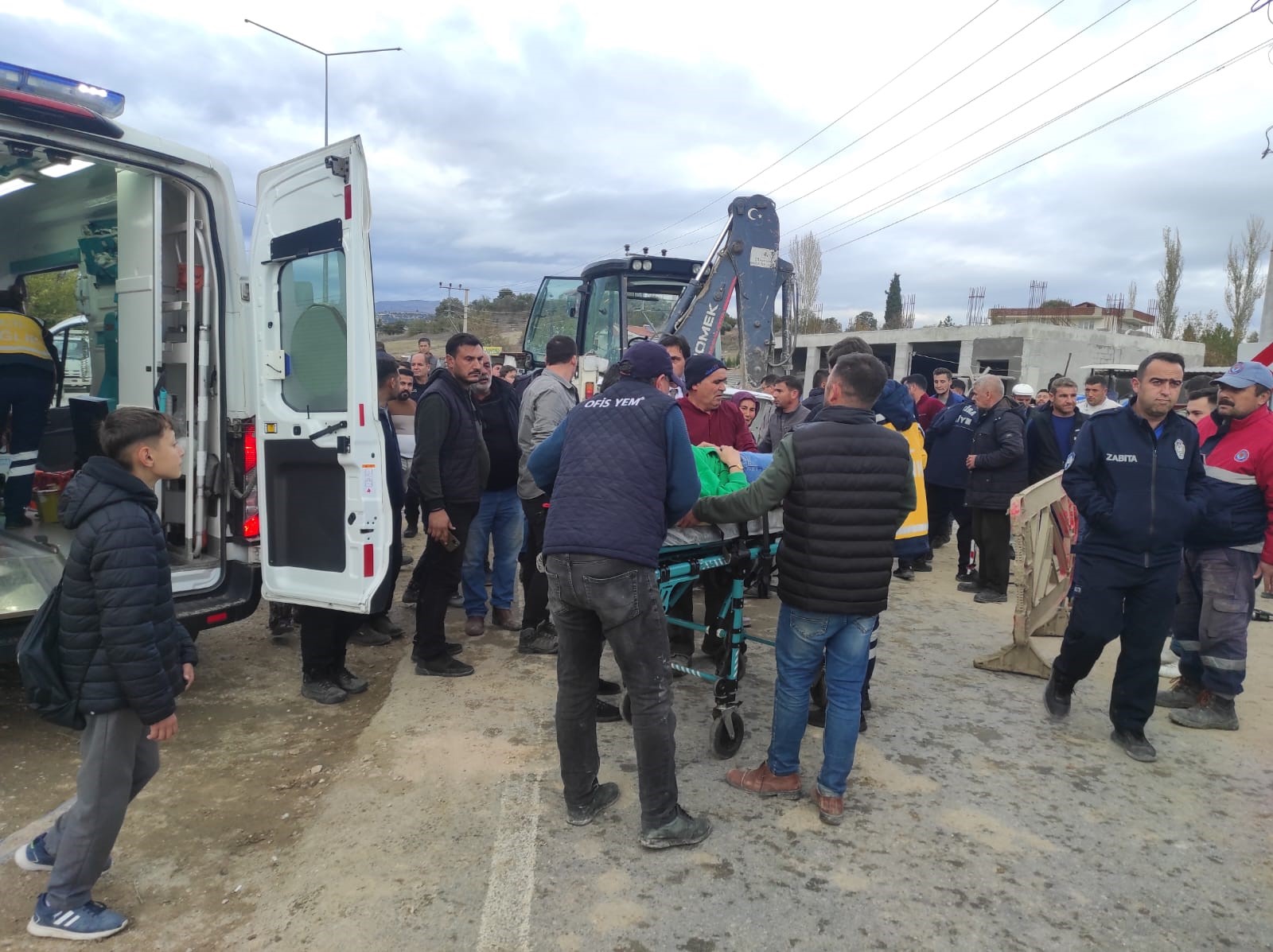 selendi'de feci kaza iş makinesi ile otomobil çarpıştı-1