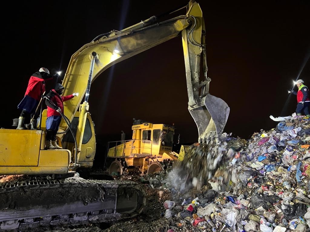 kaybolan işçi çöpün altında bulundu (2)