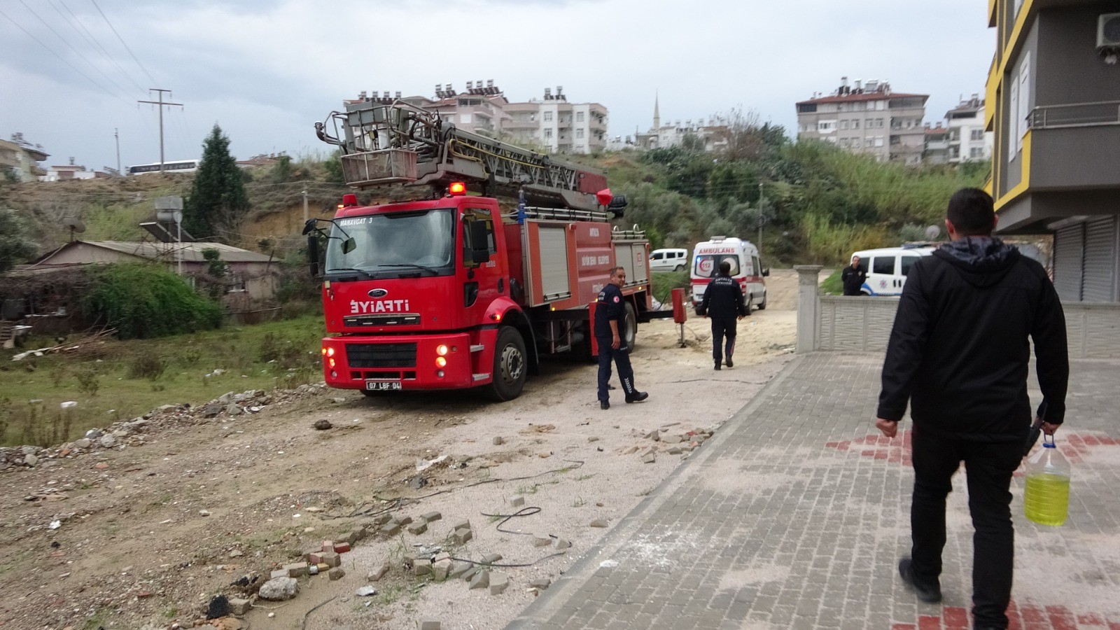 Kenidini Yakaya Çalısan Adam (1)