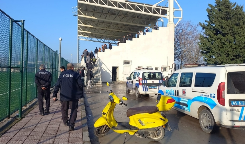 Manisa'da Amatör Maçta Taraftar Sahaya Inmek Istedi! Çok Sayıda Ekip Sevk Edildi (1)