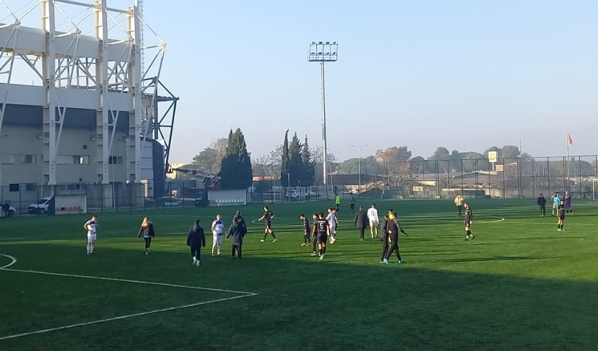 Manisa'da Amatör Maçta Taraftar Sahaya Inmek Istedi! Çok Sayıda Ekip Sevk Edildi (2)