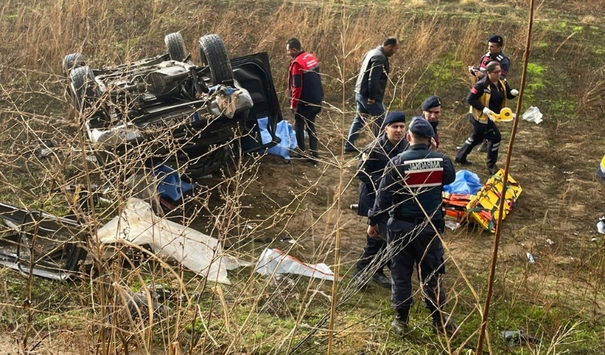 Manisa'da Devrilen Otomobildeki 4 Kişi Yaralandı (1)