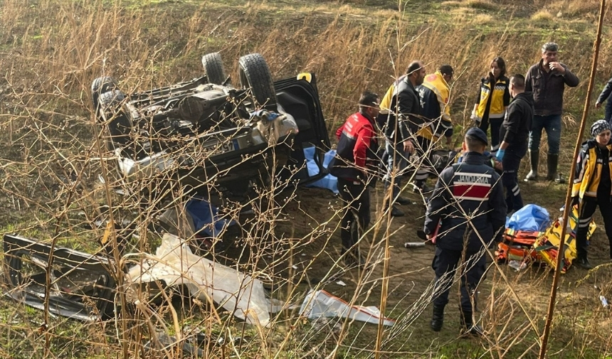 Manisa'da Devrilen Otomobildeki 4 Kişi Yaralandı (2)