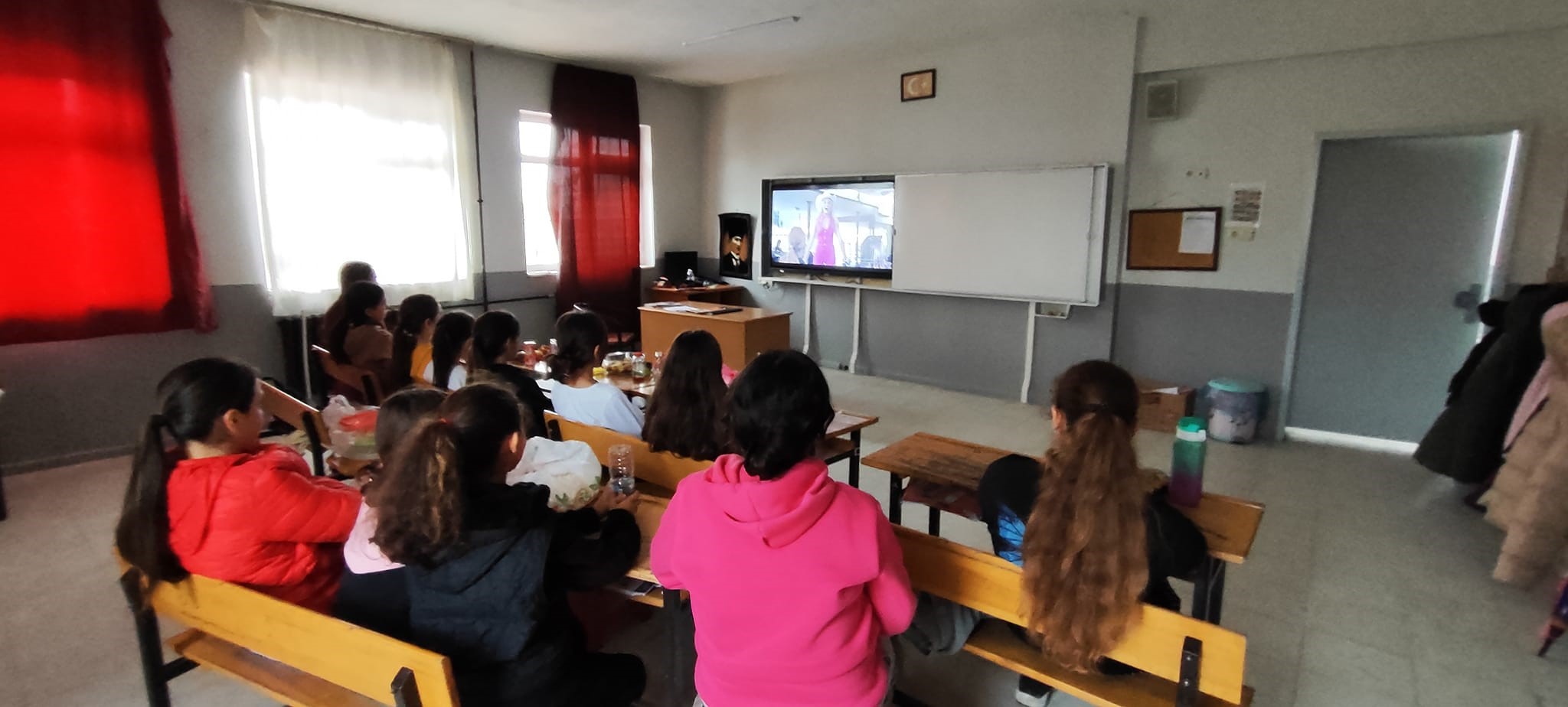 Sarıgöl'de minik öğrencilerle sinema etkinliği-1