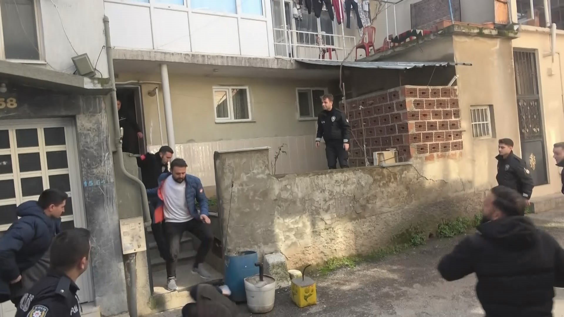 Para vermedi diye ablasını rehin aldı!-3