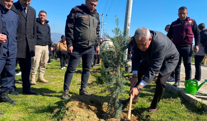 Alaşehir'de 500 Fidan Topraktaki Yerini Aldı 1