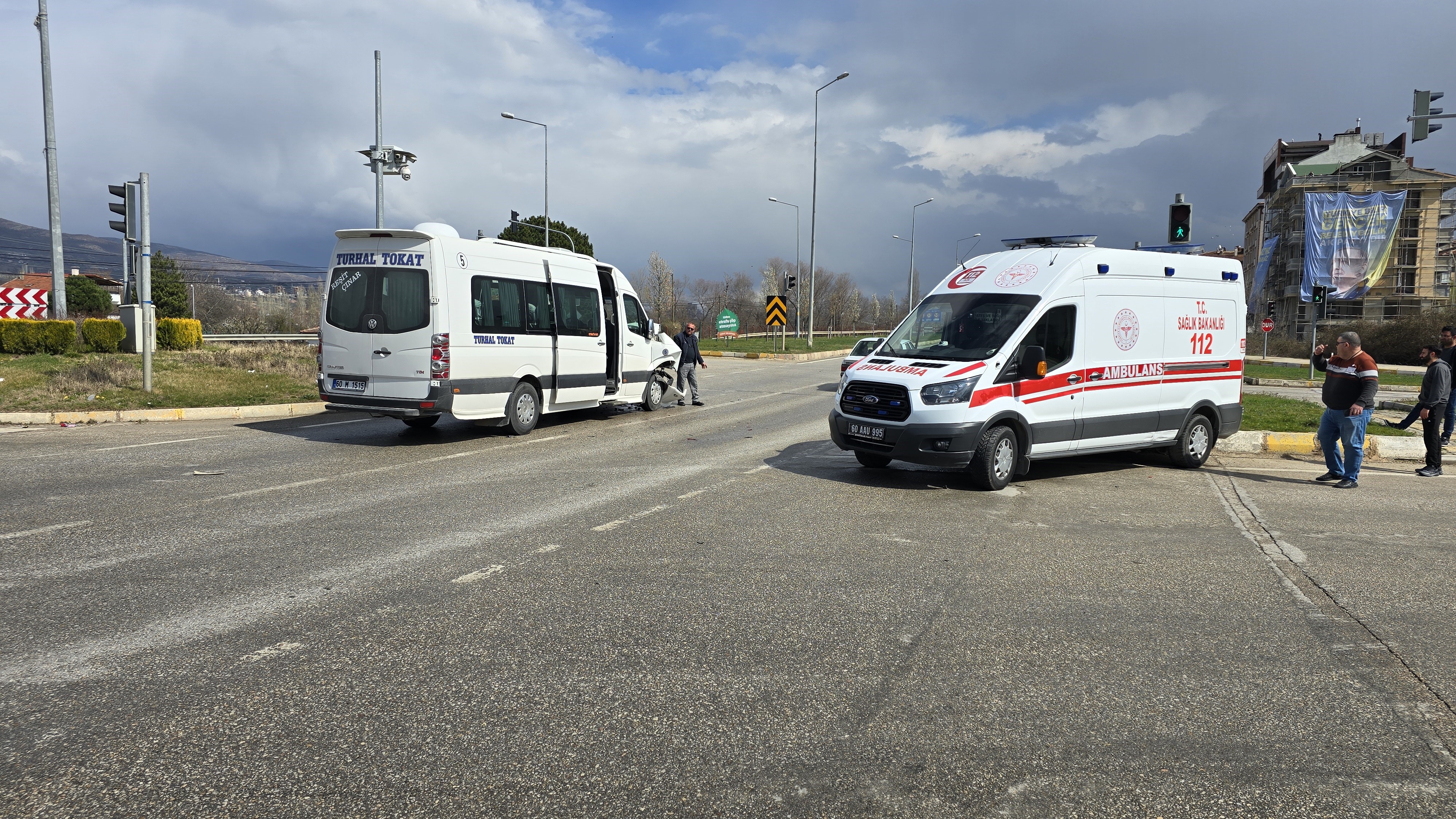 Ambulans Ile Minibüs Çarpıştı 2 Yaralıı (2)