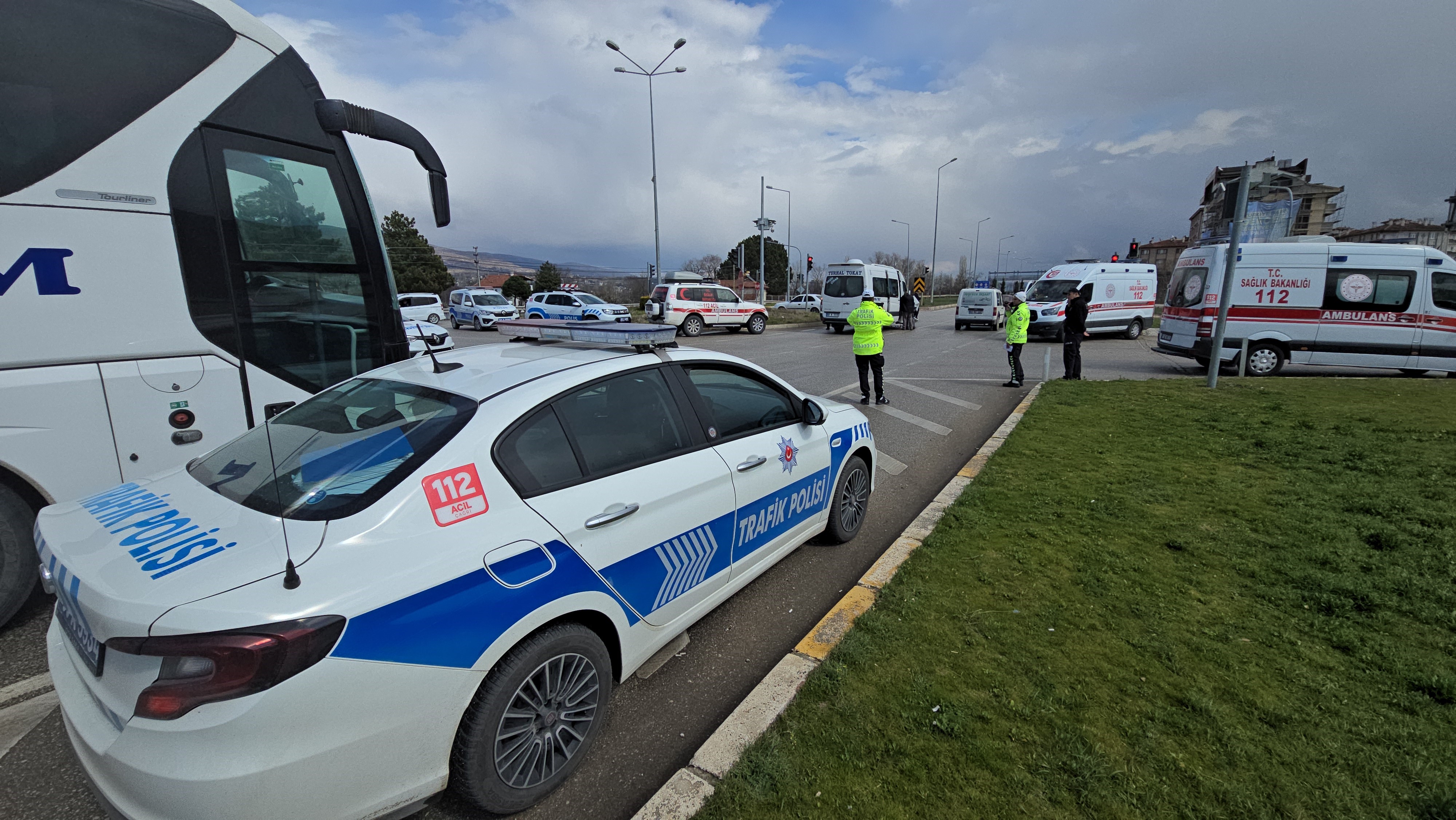 Ambulans Ile Minibüs Çarpıştı 2 Yaralıı (3)