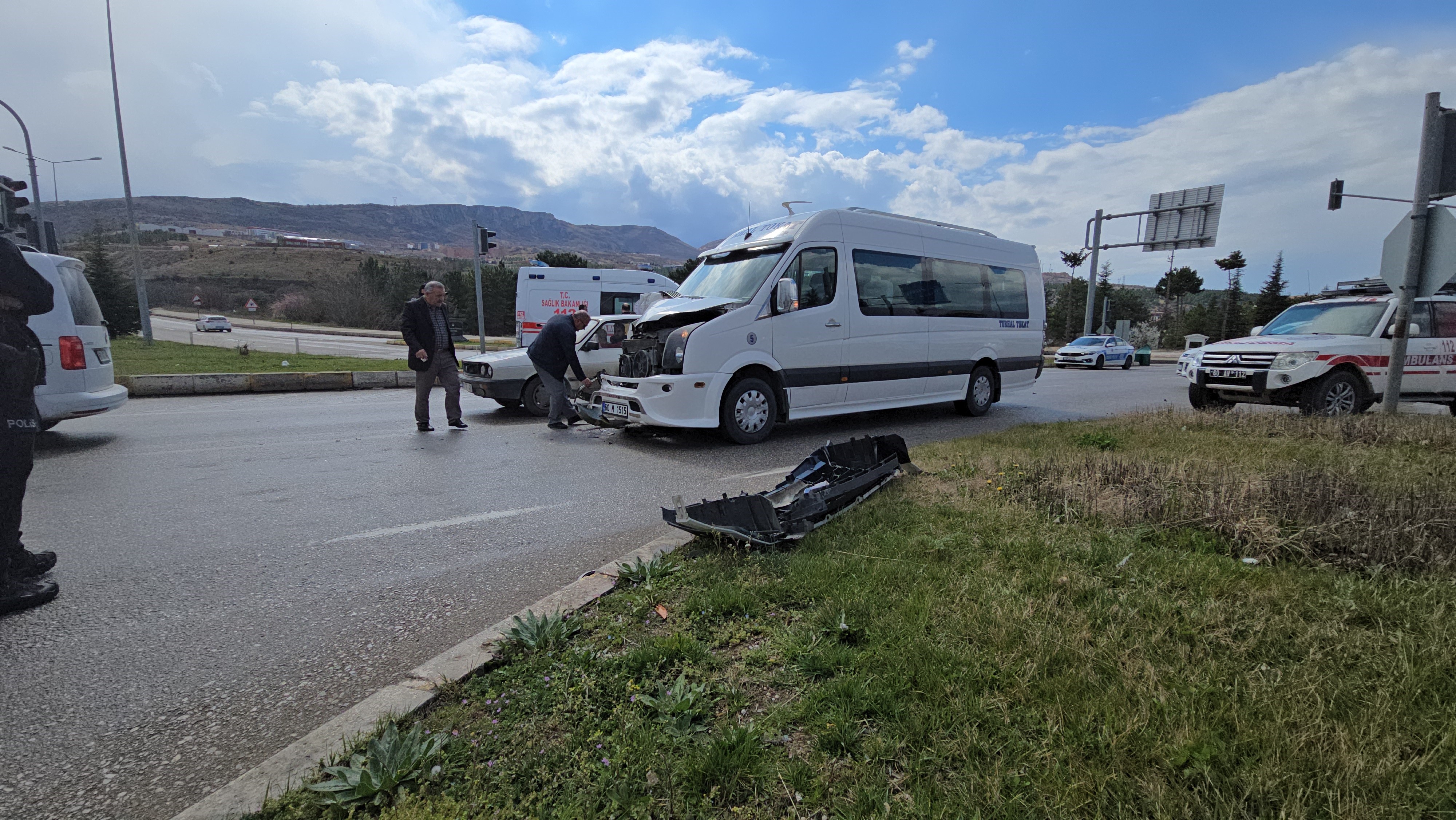 Ambulans Ile Minibüs Çarpıştı 2 Yaralıı (4)