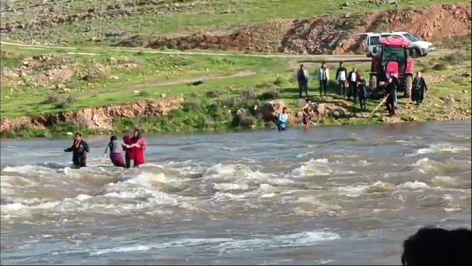 Feci Olay Dereyi Geçmeye Çalışırken Akıntıya Kapıldılar! (2)