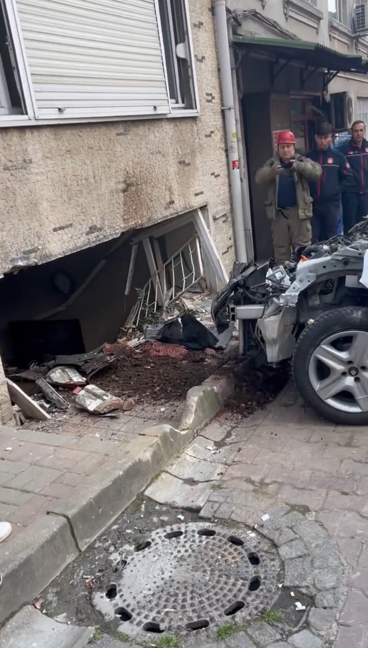 Fren Yerine Gaza Basan Kadın Sürücü Bir Kadına Çarpıp Eve Daldı (2)