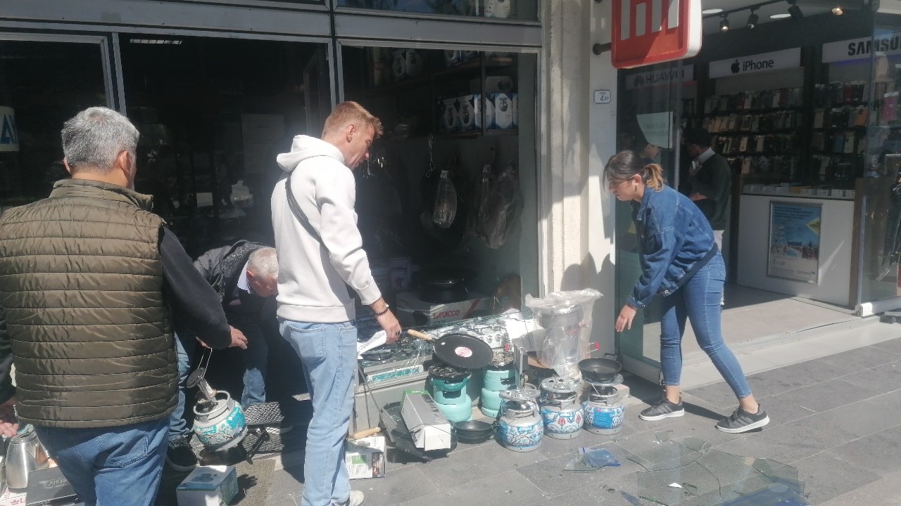 Küçük Yaşta Sürücünün Kontrol Emekte Zorlandığı Elektrikli Bisiklet Vitrinden Içeri Girdi. (5)