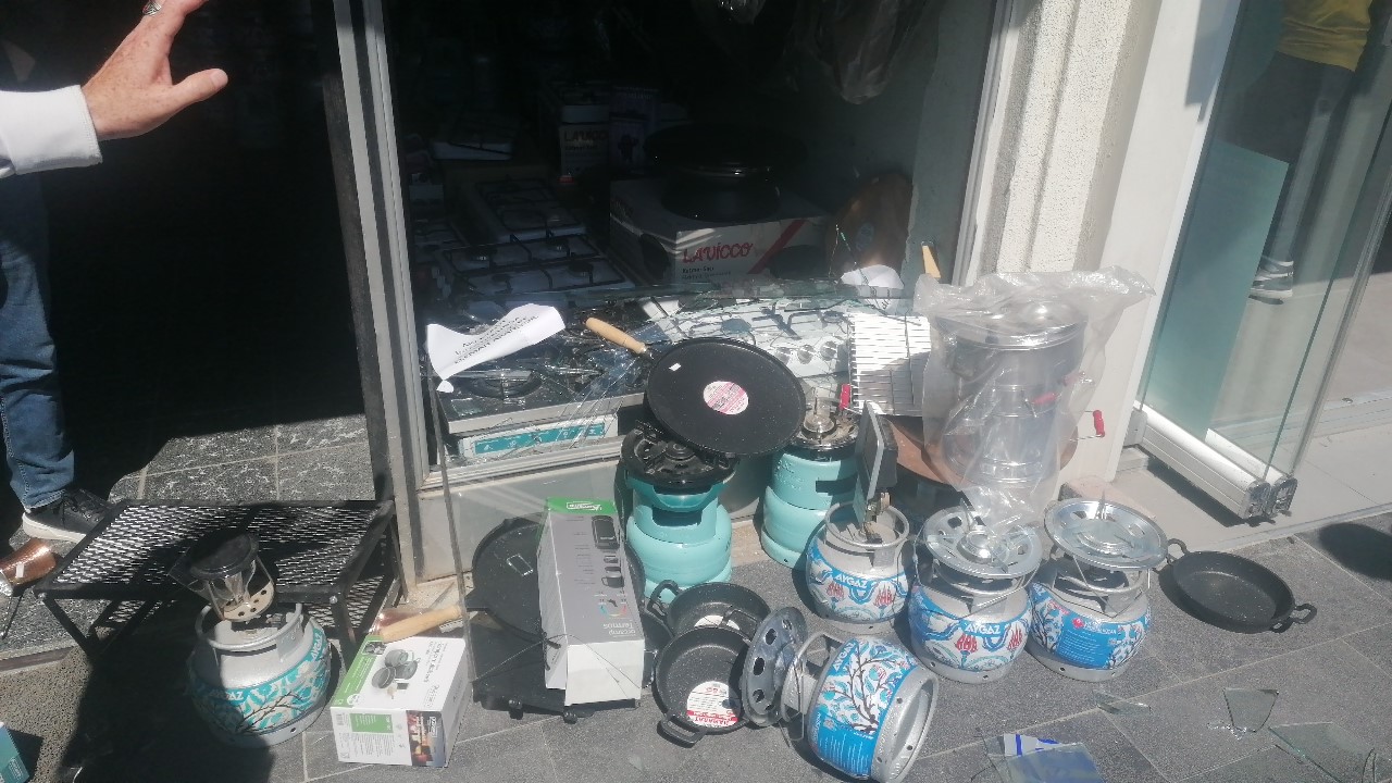 Küçük Yaşta Sürücünün Kontrol Emekte Zorlandığı Elektrikli Bisiklet Vitrinden Içeri Girdi. (6)