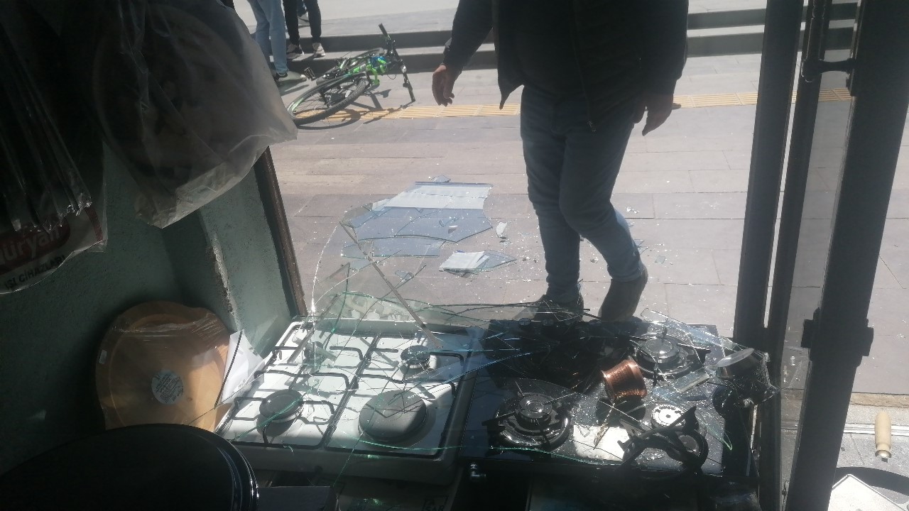 Küçük Yaşta Sürücünün Kontrol Emekte Zorlandığı Elektrikli Bisiklet Vitrinden Içeri Girdi. (7)