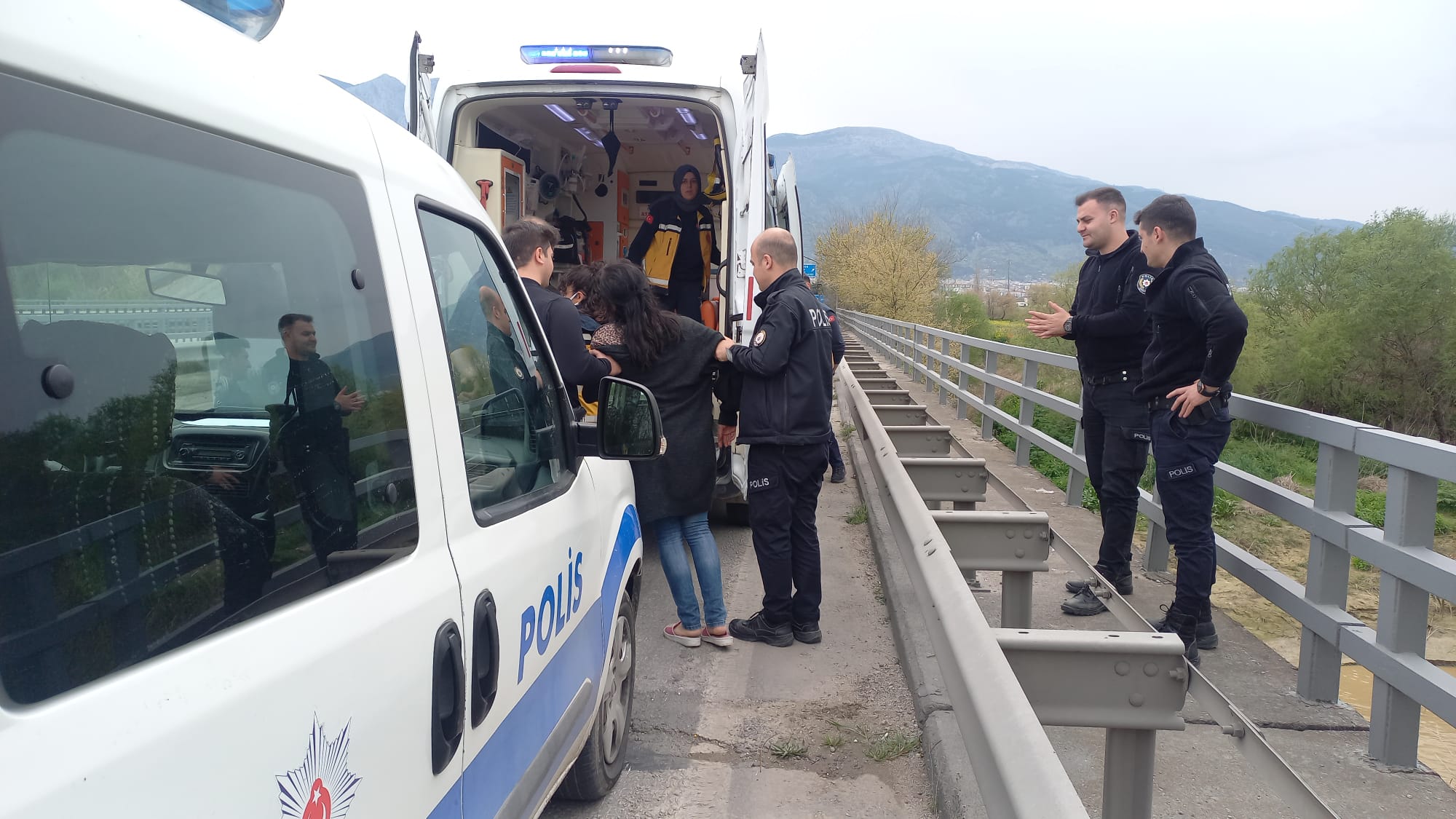 Manisa'dagenç Kadın Intihar Girişiminde Bulundu (2)